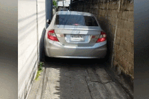 Nữ tài xế điều khiển xe qua con hẻm siêu hẹp khiến nhiều người thán phục