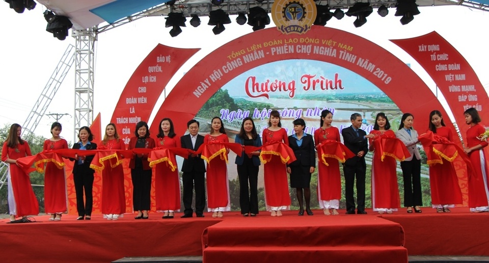 Khoảng 7.000 công nhân dự Ngày hội công nhân - Phiên chợ nghĩa tình - 2 Khoảng 7.000 công nhân dự Ngày hội công nhân - Phiên chợ nghĩa tình - 2