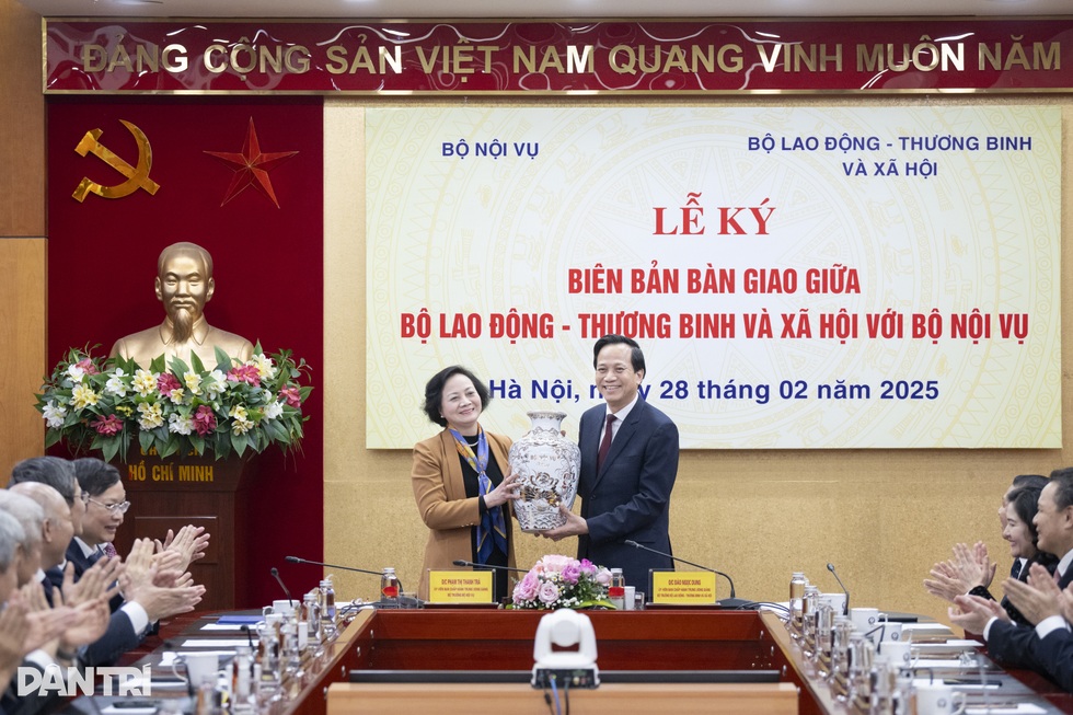Bộ Nội vụ tiếp nhận cán bộ ngành LĐ-TBXH như chờ đón người nhà - 2 Bộ Nội vụ tiếp nhận cán bộ ngành LĐ-TBXH như chờ đón người nhà - 2