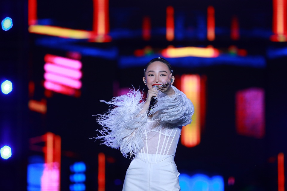“2020 K-Pop Super Concert”: Người hâm mộ đội mưa cuồng nhiệt cổ vũ thần tượng - 2 “2020 K-Pop Super Concert”: Người hâm mộ đội mưa cuồng nhiệt cổ vũ thần tượng - 2