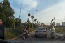 Suýt gây tai nạn vì ôtô quên về số