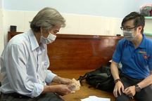 Khuyến khích nhận lương hưu, trợ cấp qua thẻ ATM giữa mùa dịch Covid-19