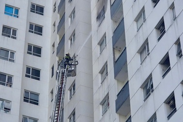 Cháy căn hộ tại tầng 12 chung cư ở TPHCM