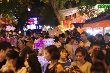 Đông nghịt người dân đổ về chợ trung thu phố cổ