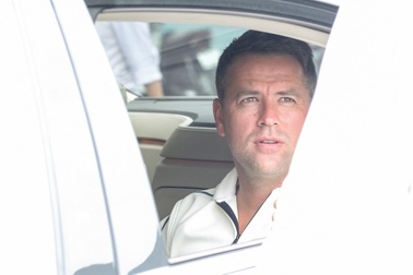 Michael Owen điển trai xuất hiện tại sân bay