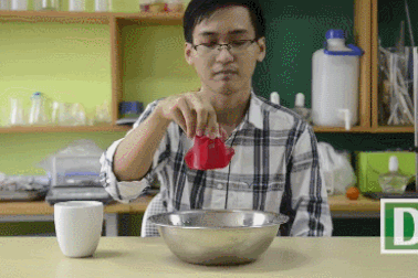 Lý giải hiện tượng nước không thể "chui qua" được tấm vải thô