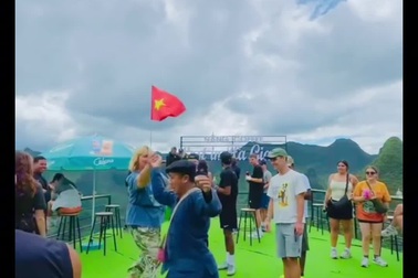 “Nghiện” điệu múa của chàng trai dân tộc, khách Tây hứa quay lại Việt Nam