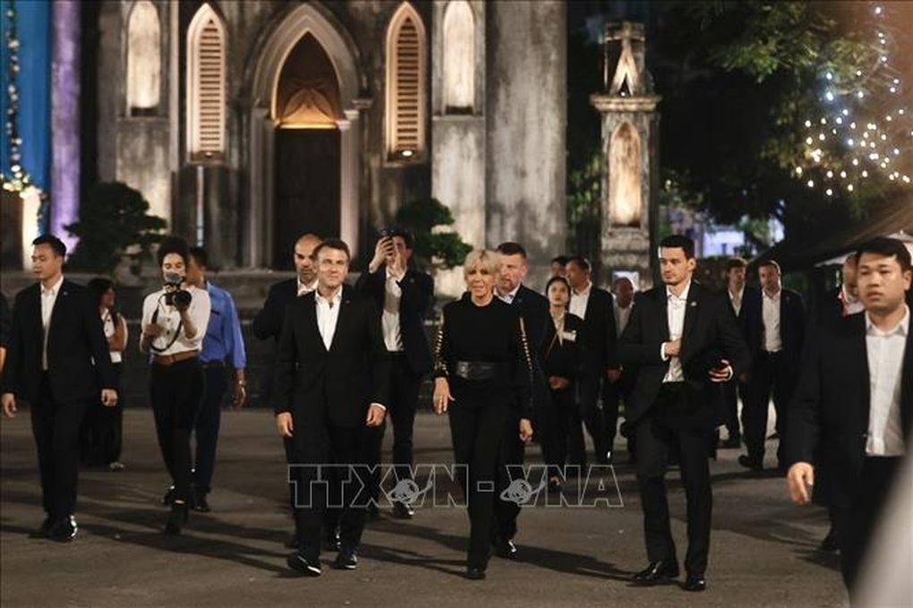 Tổng thống Pháp Emmanuel Macron và Phu nhân dạo phố cổ Hà Nội - 5 Tổng thống Pháp Emmanuel Macron và Phu nhân dạo phố cổ Hà Nội - 5