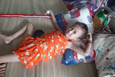 Xót thương bé 5 tuổi quằn quại chống chọi với những cơn đau do bệnh ung thư