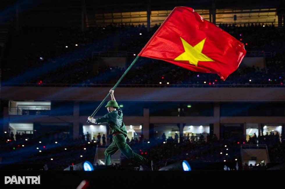 Hơn 50.000 khán giả hoà nhịp đập yêu nước cùng concert Tổ quốc trong tim - 12 Hơn 50.000 khán giả hoà nhịp đập yêu nước cùng concert Tổ quốc trong tim - 12