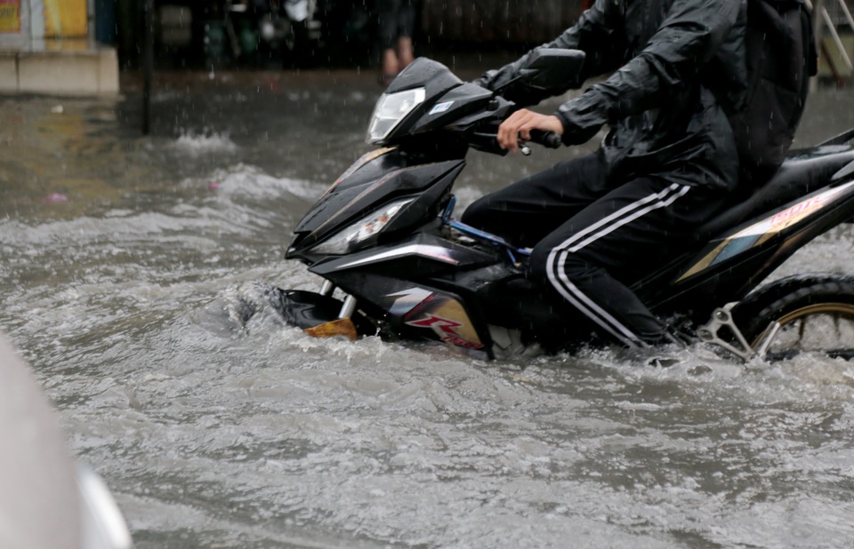 Sài Gòn mưa lớn, đường ngập lút bánh xe, dân vất vả ngăn nước vào nhà - 2 Sài Gòn mưa lớn, đường ngập lút bánh xe, dân vất vả ngăn nước vào nhà - 2