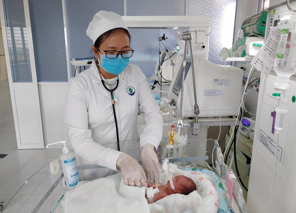 Cần Thơ: Cứu sống bé sinh non nặng 800 gram bị thủng tạng - 1 Cần Thơ: Cứu sống bé sinh non nặng 800 gram bị thủng tạng - 1