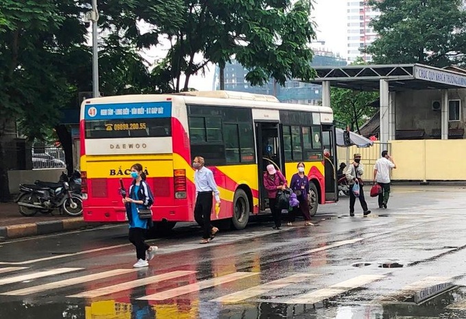 Xe buýt Hà Nội thực hiện giãn cách và phun khử khuẩn thế nào? - Ảnh 2.