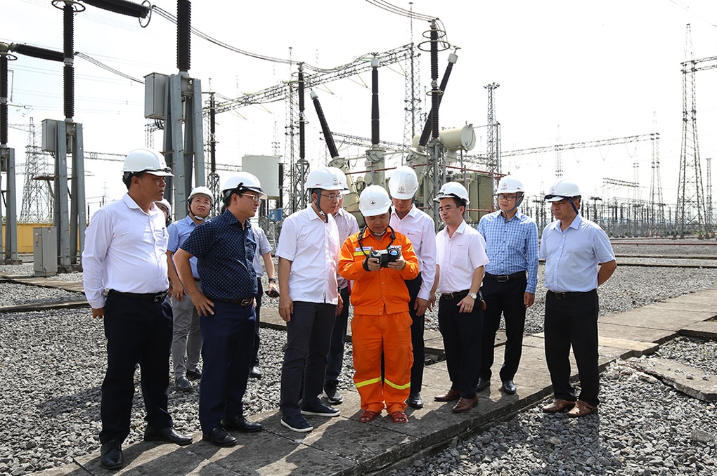 Giữ vững trục truyền tải 500kV Bắc - Nam, đảm bảo điện cho miền Bắc - 2 Giữ vững trục truyền tải 500kV Bắc - Nam, đảm bảo điện cho miền Bắc - 2