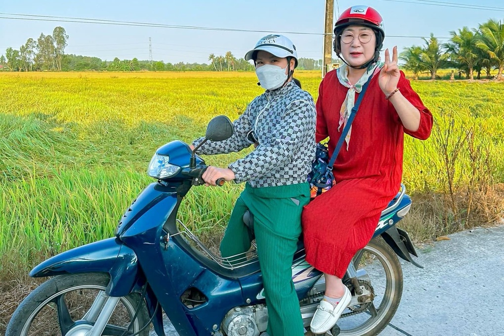 Mẹ chồng người Hàn Quốc gây sốt khi về miền Tây chèo thuyền, leo dừa - 2 Mẹ chồng người Hàn Quốc gây sốt khi về miền Tây chèo thuyền, leo dừa - 2