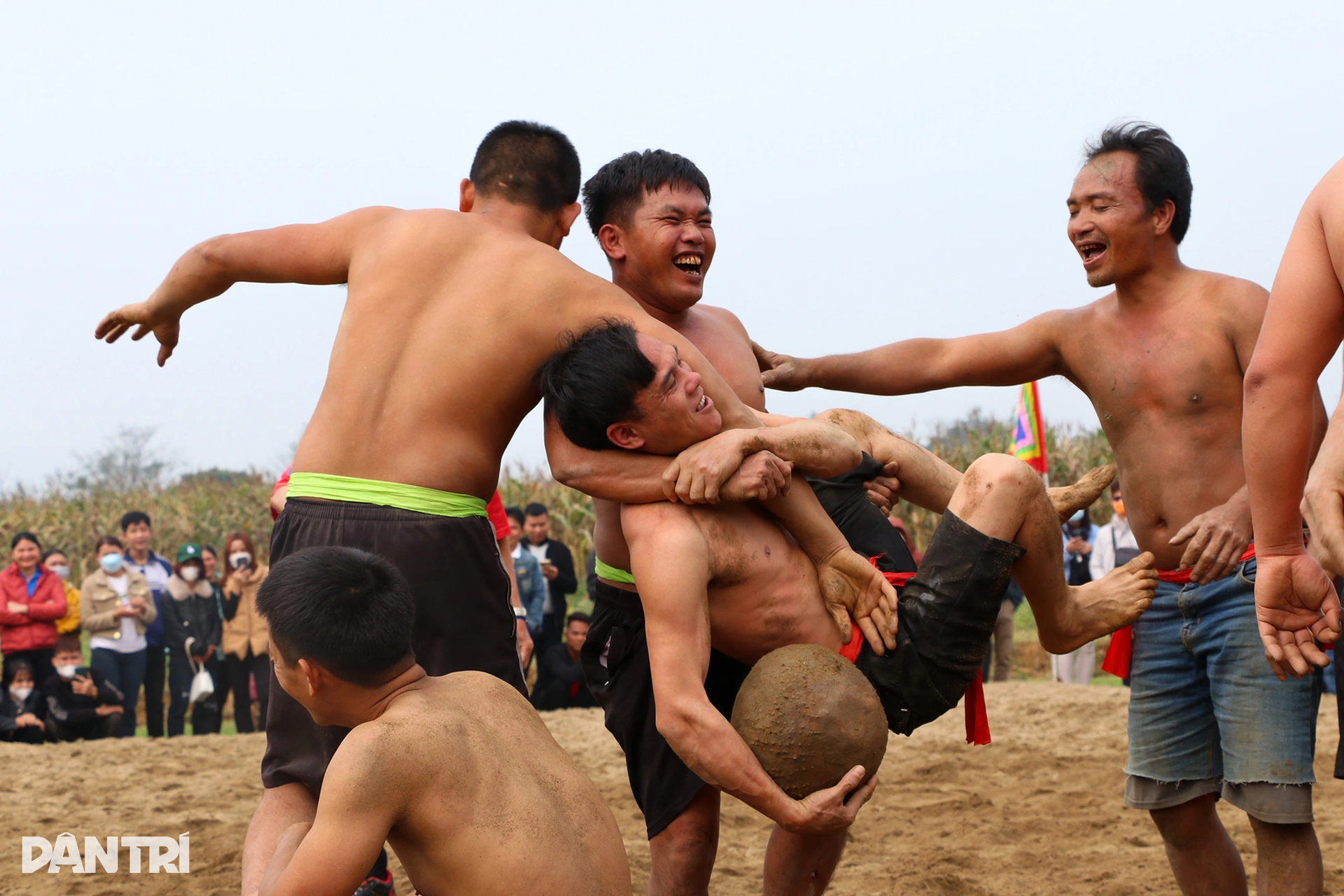 Xem trai làng đánh trần, tranh nhau quả cù nặng 10kg đẽo từ gốc chuối - 11 Xem trai làng đánh trần, tranh nhau quả cù nặng 10kg đẽo từ gốc chuối - 11
