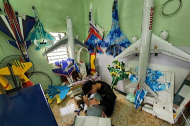 Chàng trai Hà Nội tự làm hàng trăm "siêu máy bay"