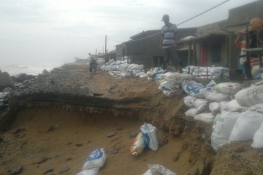 Dân thức trắng đêm vì sợ triều cường "nuốt nhà"