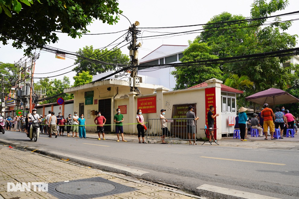 Người dân xếp hàng dài cả trăm mét chờ test nhanh và tiêm vắc xin ở Hà Nội - 2 Người dân xếp hàng dài cả trăm mét chờ test nhanh và tiêm vắc xin ở Hà Nội - 2