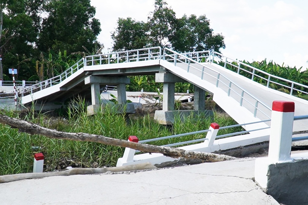 Khô hạn gây sụt lún sạt lở đất ảnh hưởng đến cầu đường ở Cà Mau - 2 Khô hạn gây sụt lún sạt lở đất ảnh hưởng đến cầu đường ở Cà Mau - 2