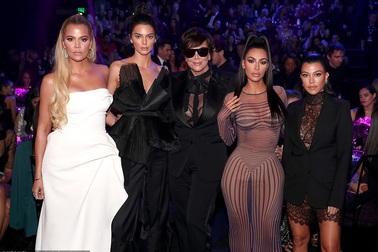 Gia đình cô Kim tái xuất gợi cảm