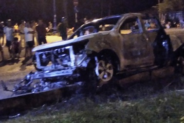 Xe bán tải kéo lê xe công an, cả hai xe bốc cháy