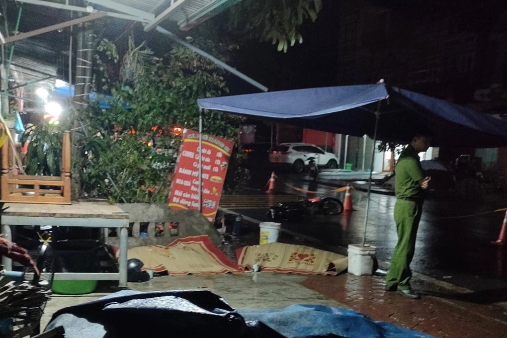 Xe máy va chạm với ô tô trong đêm mưa bão, 2 người tử vong - 1 Xe máy va chạm với ô tô trong đêm mưa bão, 2 người tử vong - 1