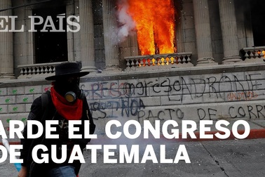 Người biểu tình phóng hỏa trụ sở quốc hội Guatemala