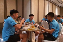 Đội tuyển Việt Nam ăn cơm hộp, thoát cảnh thuê xe đạp, bể bơi