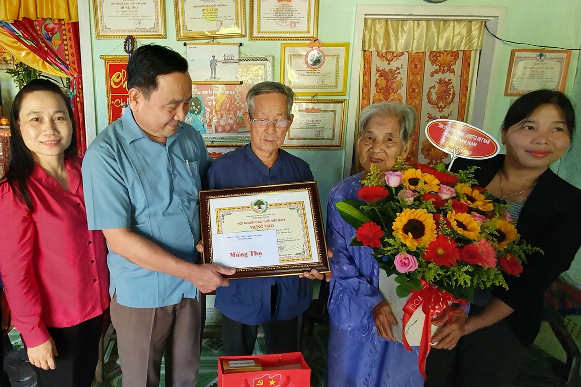 Bí thư tỉnh ủy Quảng Nam tặng quà các cụ tròn 90 và 100 tuổi - 2 Bí thư tỉnh ủy Quảng Nam tặng quà các cụ tròn 90 và 100 tuổi - 2
