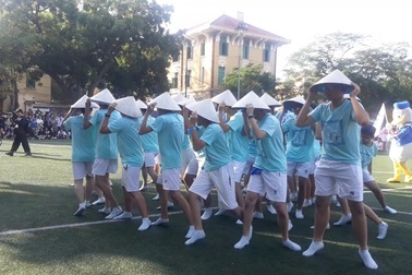 Màn nhảy cổ động "máu lửa" cùng nón lá của học sinh Chu Văn An