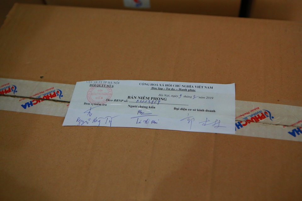 Phát hiện một người Trung Quốc thu gom 50 thùng khẩu trang tại Hà Nội - 8 Phát hiện một người Trung Quốc thu gom 50 thùng khẩu trang tại Hà Nội - 8