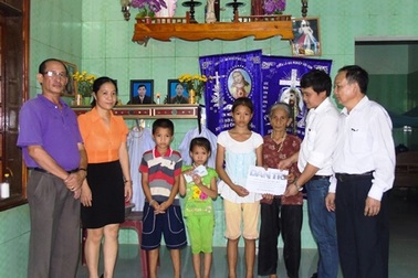 Quảng Bình: Hơn 96 triệu đồng đến 3 đứa trẻ mồ côi cả cha lẫn mẹ