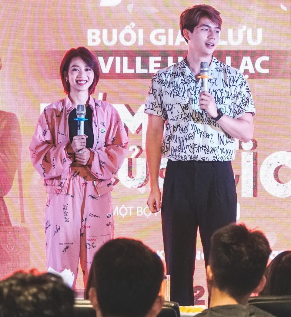Diễn viên Bí Mật Của Gió được hàng ngàn học sinh săn đón tại Hà Nội - 3 Diễn viên Bí Mật Của Gió được hàng ngàn học sinh săn đón tại Hà Nội - 3