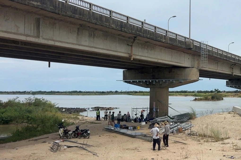 Bơi vào bờ sau khi sửa cầu, nam công nhân mất tích - 2 Bơi vào bờ sau khi sửa cầu, nam công nhân mất tích - 2