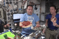 Xem các phi hành gia chế biến và mở tiệc pizza trên trạm vũ trụ ISS