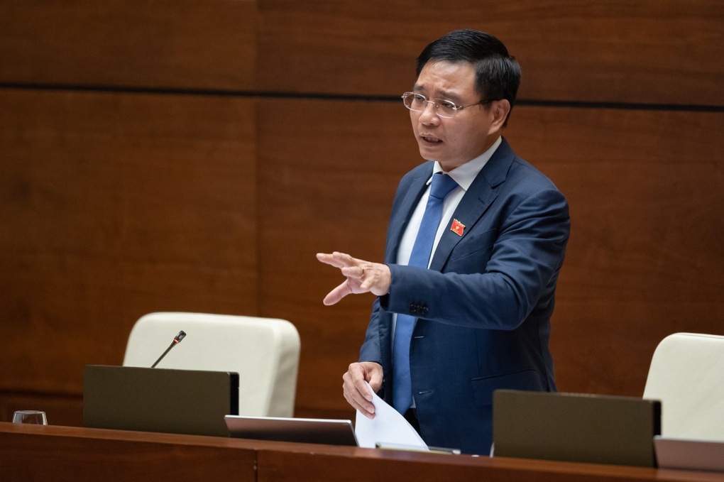 Cán bộ Cục Đăng kiểm câu kết tham ô nên không thể lấy đá ghè chân mình - 1 Cán bộ Cục Đăng kiểm câu kết tham ô nên không thể lấy đá ghè chân mình - 1