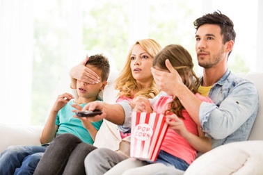 Xem phim đến cảnh "nóng", vợ chồng thay nhau bịt mắt con nhỏ