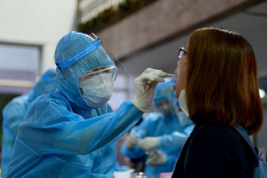 Bệnh nhân tái nhiễm Covid-19 tiếp xúc nhiều người trước khi về Anh