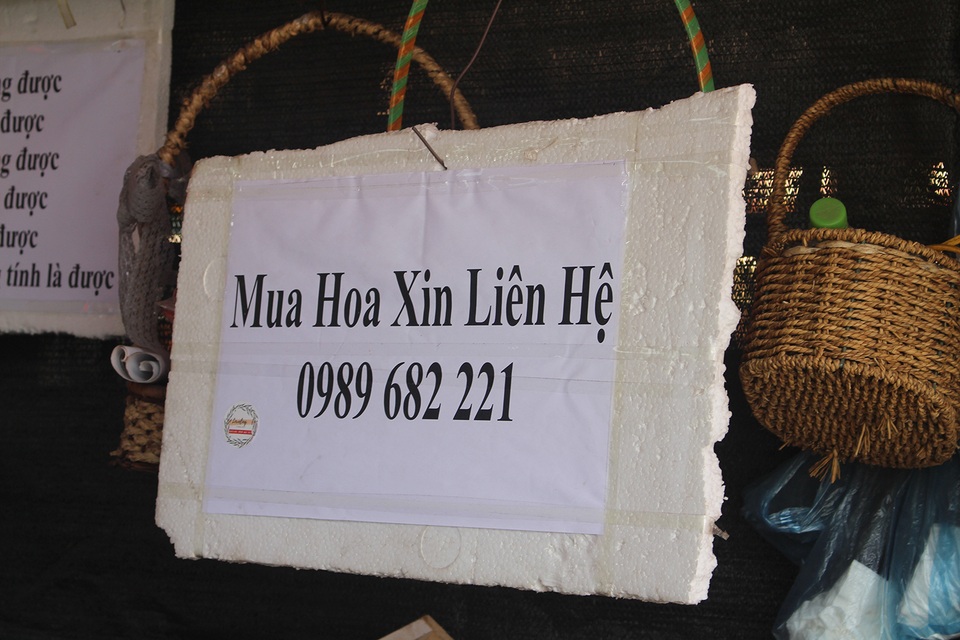 Cảnh tượng lạ lẫm, lần đầu tiên xuất hiện ở chợ hoa lớn nhất Hà Nội - 9 Cảnh tượng lạ lẫm, lần đầu tiên xuất hiện ở chợ hoa lớn nhất Hà Nội - 9
