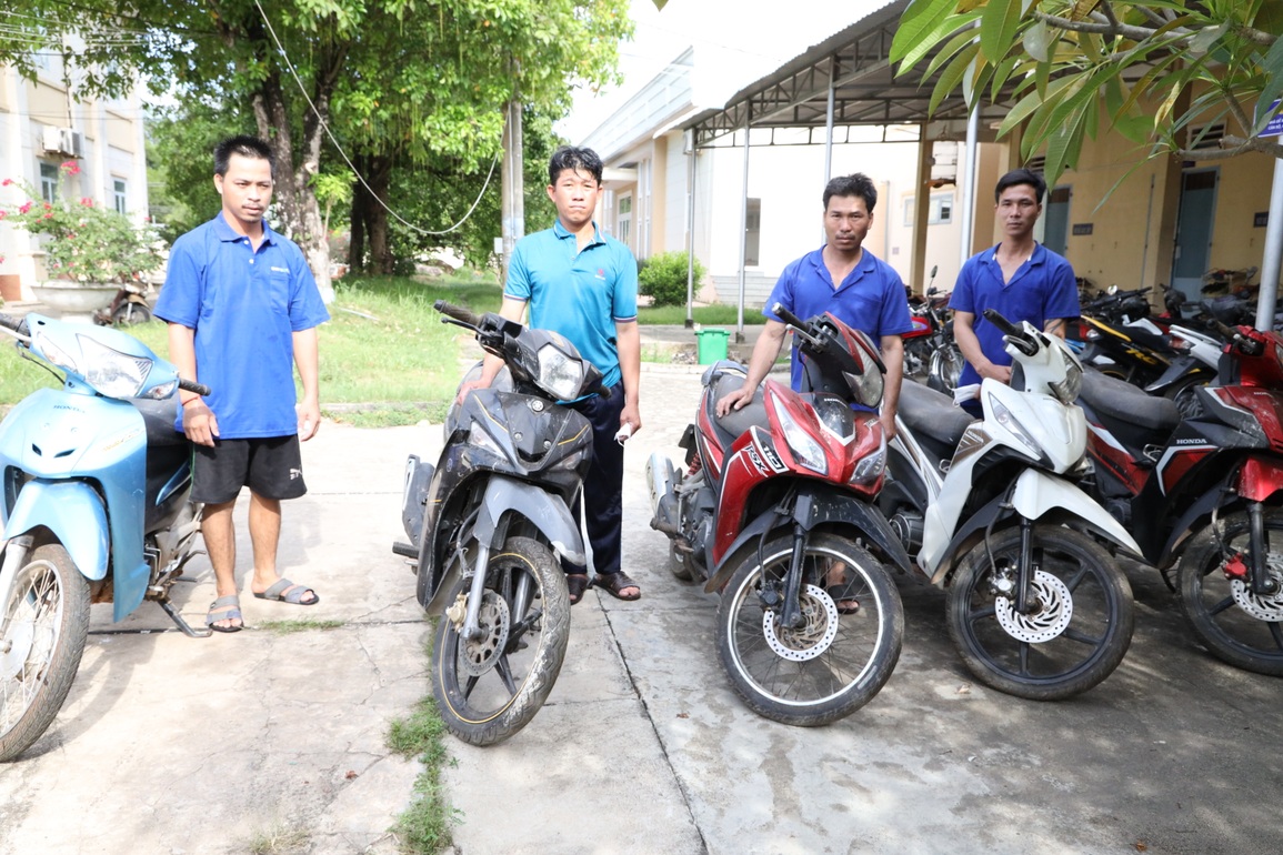 Bắt 8 nghi phạm dùng xuồng trộm pin năng lượng các nhà máy dọc sông Sài Gòn - 1 Bắt 8 nghi phạm dùng xuồng trộm pin năng lượng các nhà máy dọc sông Sài Gòn - 1