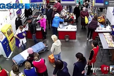 Sản phụ đẻ rơi trong siêu thị, mọi người vẫn mua sắm bình thường