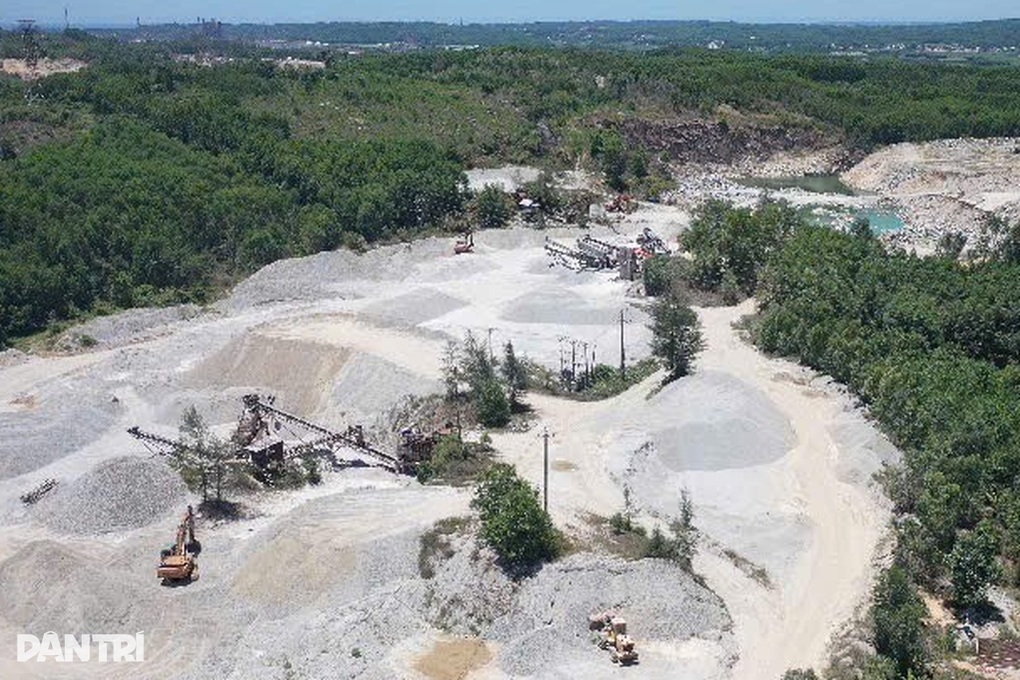 Tài xế bị đá vùi lấp, tử vong trong thùng xe tải - 1