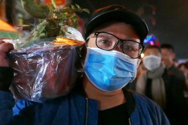 Hàng vạn người dự chợ Viềng trong nỗi lo dịch viêm phổi corona