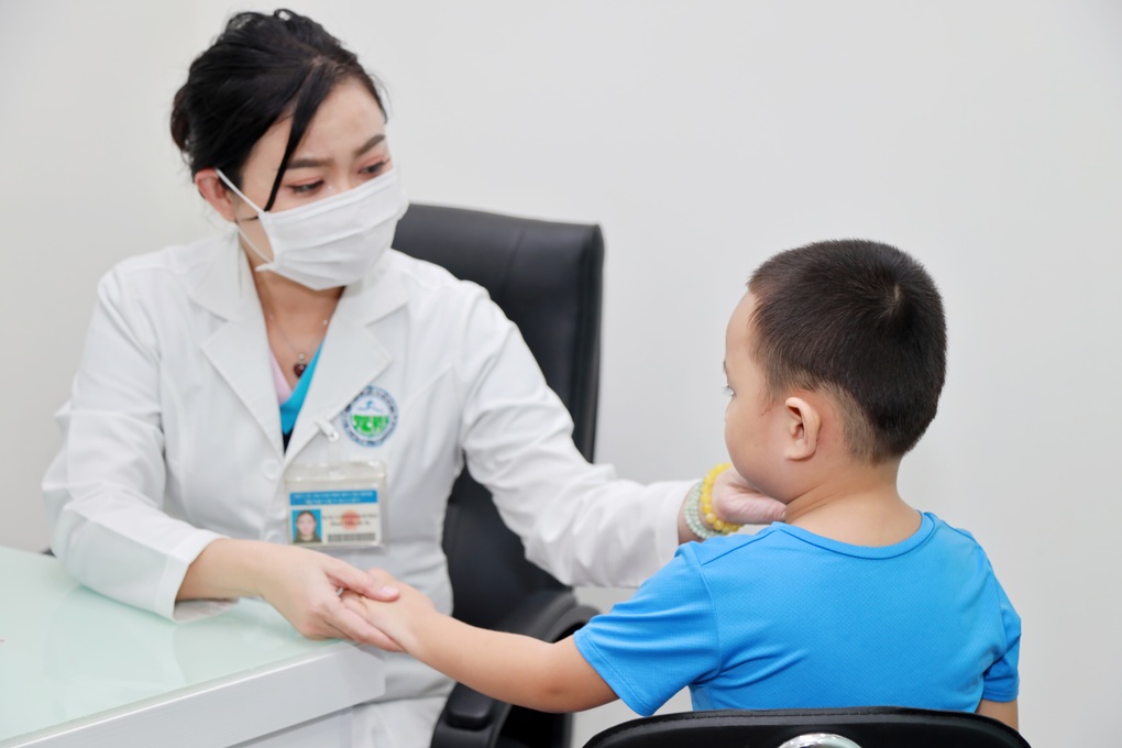 Cháu bé ở Bình Thuận mang da vảy cá toàn thân, cả thế giới chỉ có 200 ca - 3 Cháu bé ở Bình Thuận mang da vảy cá toàn thân, cả thế giới chỉ có 200 ca - 3
