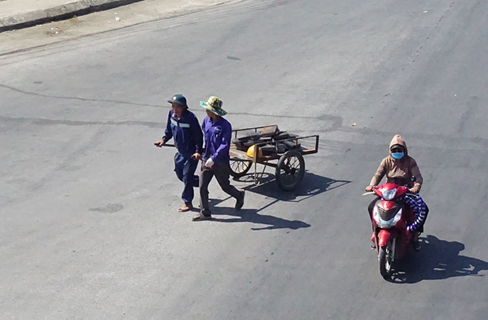 Giữa chảo lửa thành Vinh, người lao động vẫn miệt mài mưu sinh - 1 Giữa chảo lửa thành Vinh, người lao động vẫn miệt mài mưu sinh - 1