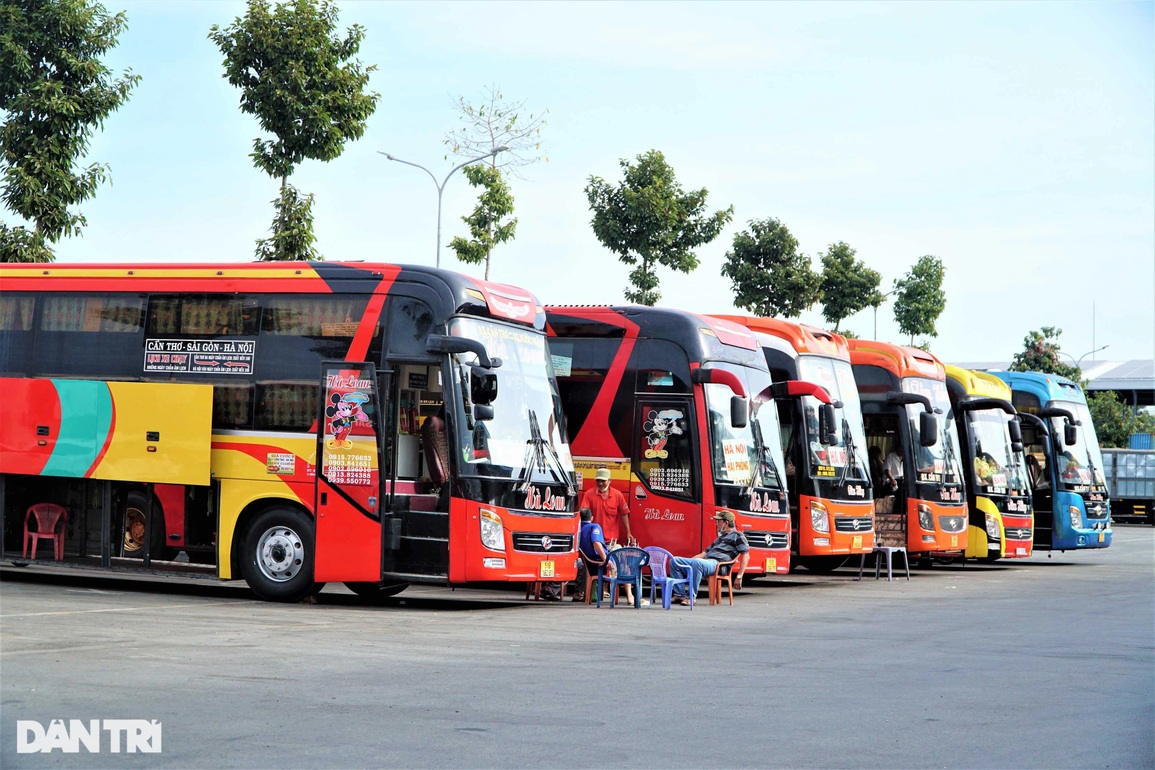 Mùng 6 Tết, bến xe bừng tỉnh sau nhiều tháng im lìm vì Covid-19 - 7 Mùng 6 Tết, bến xe bừng tỉnh sau nhiều tháng im lìm vì Covid-19 - 7