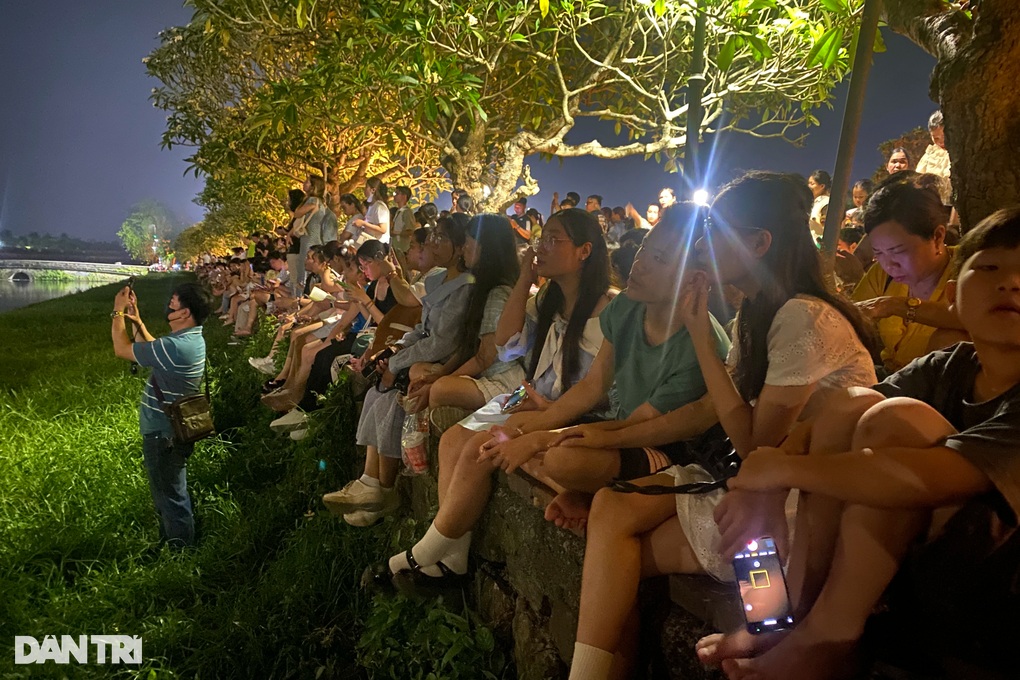 Khán giả hoảng hốt bỏ chạy, tránh hỏa pháo súng thần công ở Kỳ Đài Huế - 1 Khán giả hoảng hốt bỏ chạy, tránh hỏa pháo súng thần công ở Kỳ Đài Huế - 1