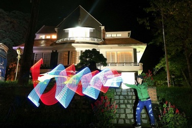 Bí quyết chụp hình đẹp lung linh đêm Giáng sinh