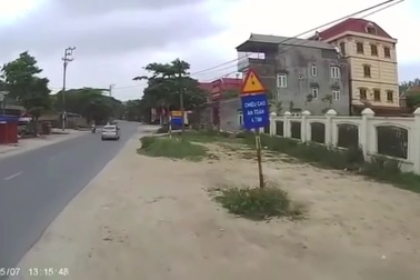 Học sinh đi xe điện sang đường thiếu quan sát, ô tô phanh dúi dụi để tránh